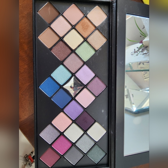 Eyeshadow pallet - Picture 2 of 2